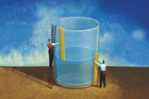 Người trầm tư nhìn cốc nước đục.