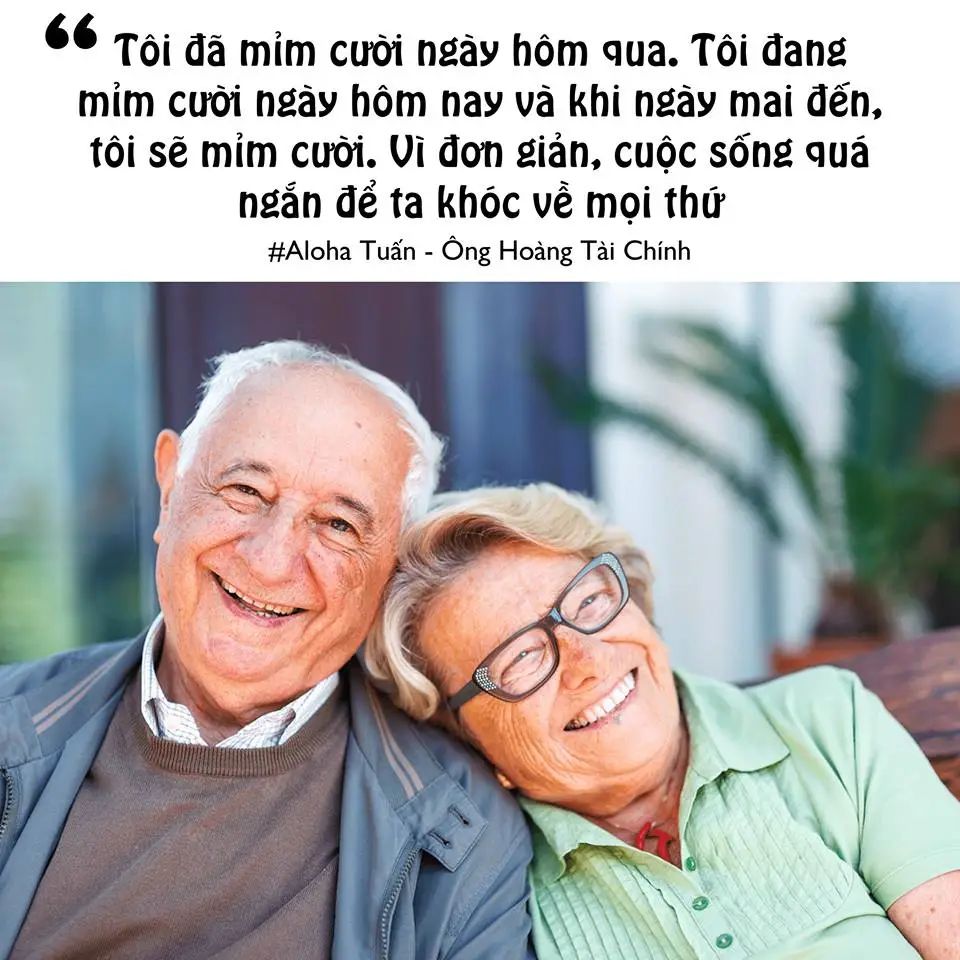 Mỉm cười hạnh phúc với kết quả khám bệnh tốt.