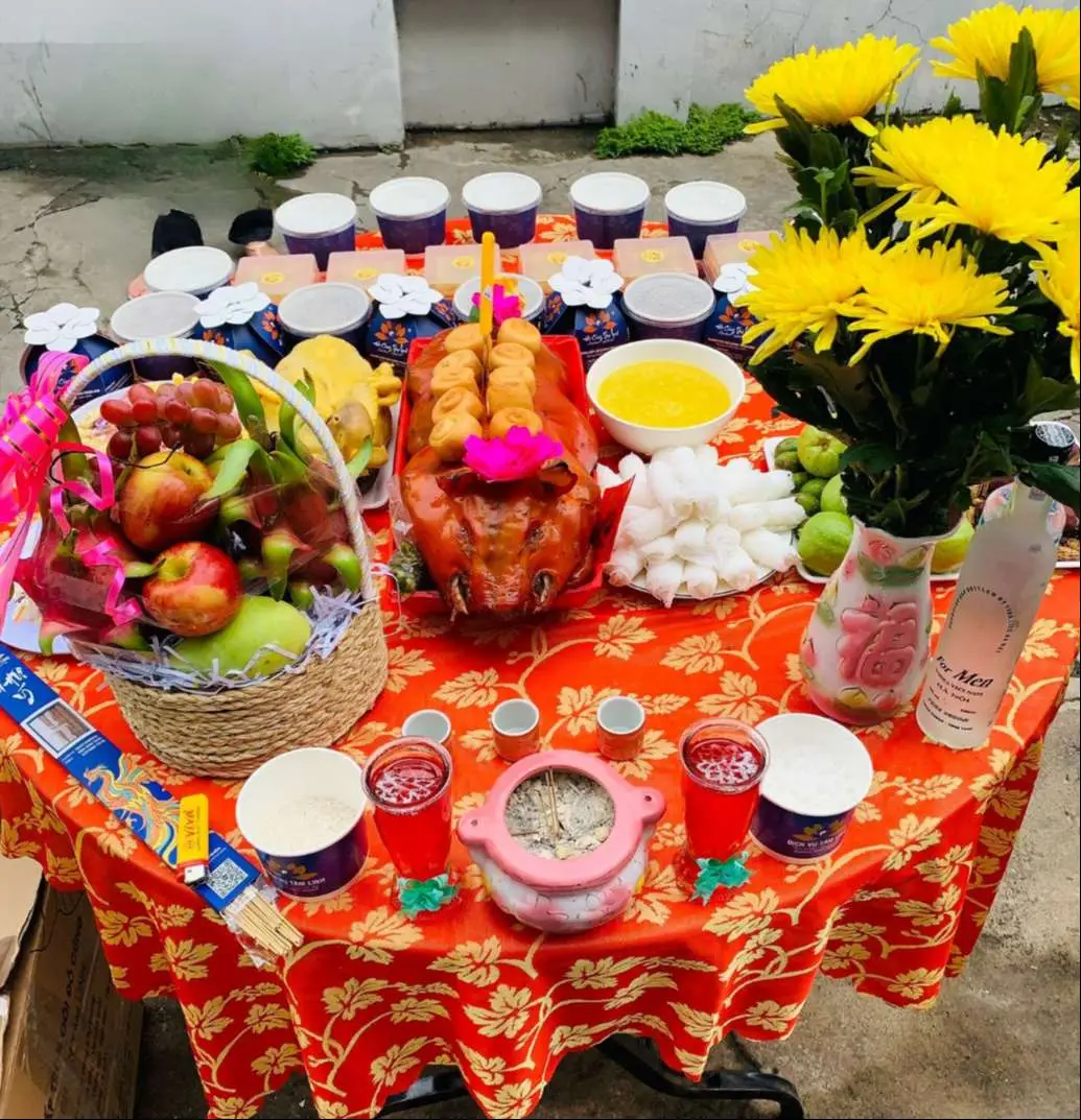 Gương Bát Quái Thờ Cúng: Hiểu Đúng Để Bàn Thờ Chuẩn Nghi Lễ và An Lạc 7 Mâm cỗ lễ vật cúng bái thịnh soạn.