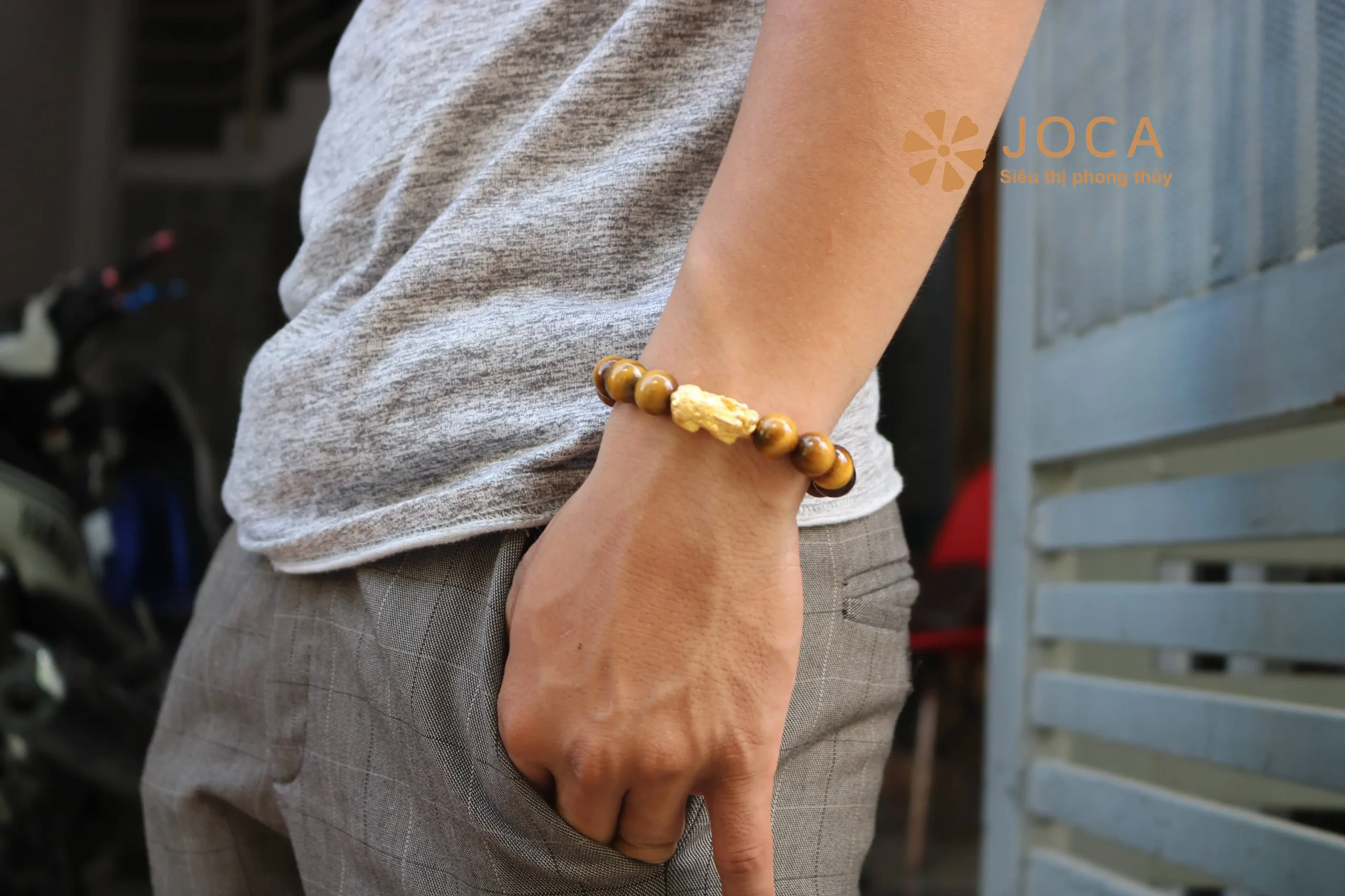 Giải Mã Sức Mạnh: Chọn Vòng Bạc 925 Tỳ Hưu Hợp Mệnh Để Thu Hút Tài Lộc 7 Bàn tay đeo vòng Tỳ Hưu đầu hướng ra ngoài.