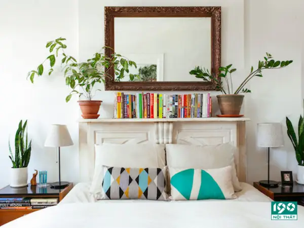Cây xanh bên gương, hài hòa phòng ngủ.