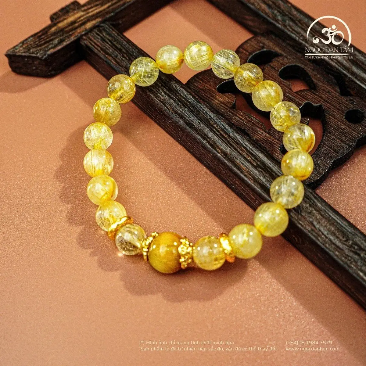 Vòng Thạch Anh Tóc Vàng Mệnh Nào: Hướng Dẫn Phong Thủy Toàn Diện 6 Người tự tin, hạnh phúc với vòng thạch anh tóc vàng.