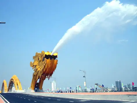 Giải Mã Giấc Mơ Thấy Rồng Trắng: Điềm Báo & Hướng Hóa Giải 6 Rồng trắng phun lửa nước, sức mạnh tự nhiên.