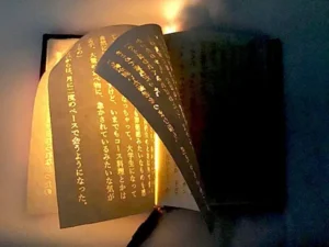 Sách cổ mở, ánh sáng ma thuật tỏa sáng.