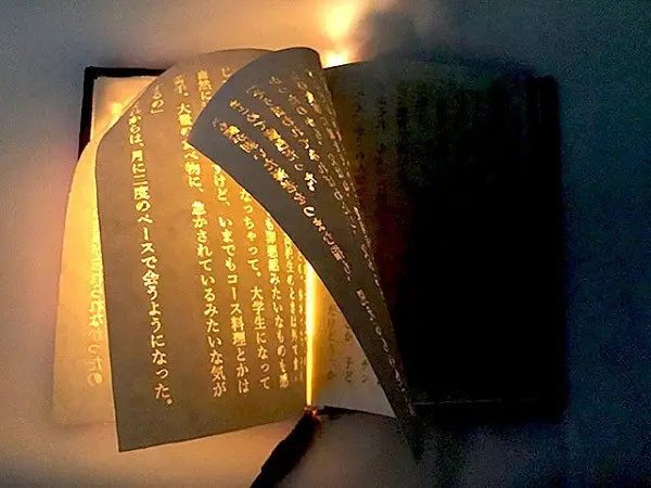 Sách cổ mở, ánh sáng ma thuật tỏa sáng.