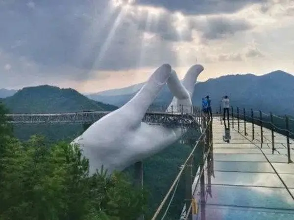 Nằm Mơ Thấy Bão: Giải Mã Điềm Báo Và Hóa Giải Lo Âu 9 Bàn tay kiên cường, bình an đón cầu vồng.