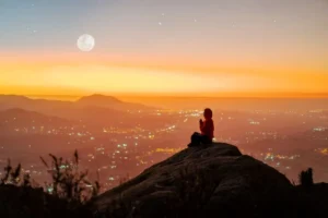 Thiền định dưới ánh trăng tĩnh tâm