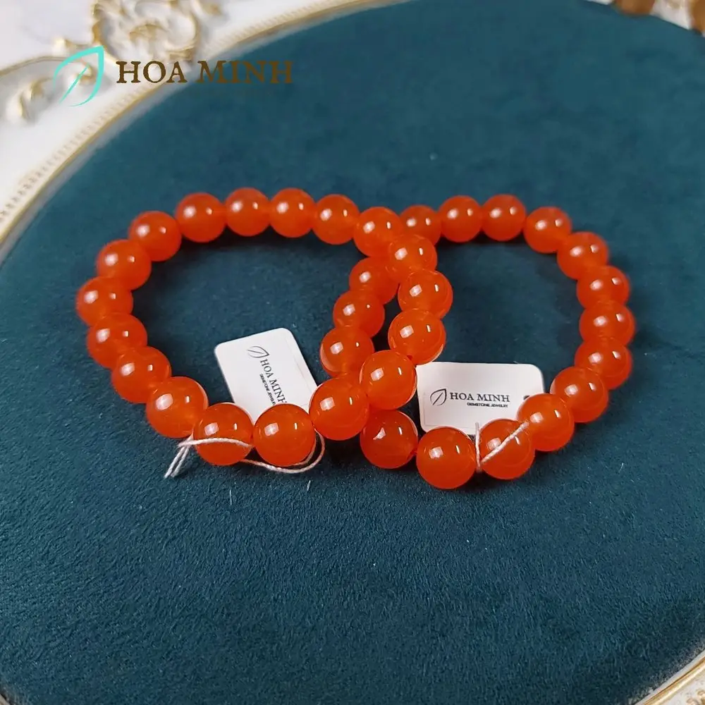 Vòng Phong Thủy Giá Bao Nhiêu: Hiểu Đúng Để Chọn Chuẩn 6 Vòng phong thủy đá tinh xảo, bóng loáng trên lụa.