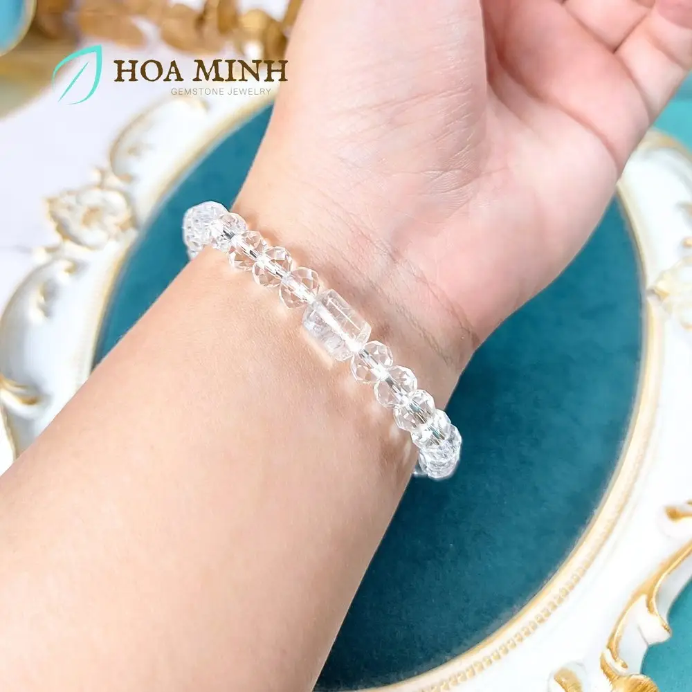 Khám Phá Sức Mạnh Vòng Thạch Anh Pha Lê Hợp Mệnh Thủy Chính Xác 7 Người đeo vòng tay thạch anh pha lê.