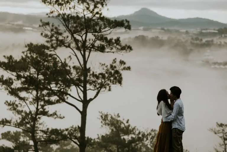 Cô gái mơ màng giữa Đà Lạt lãng mạn.