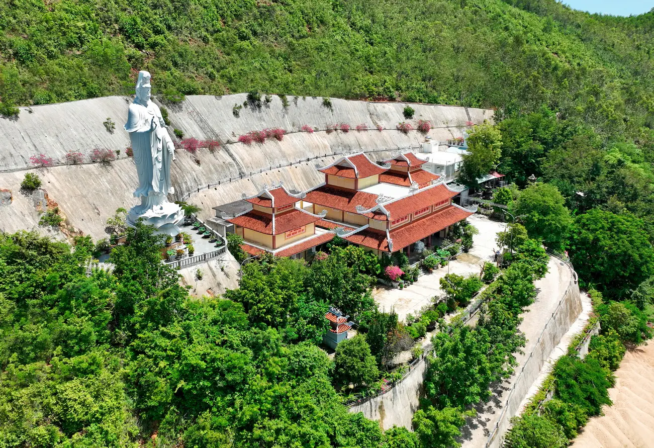 Chùa cổ tĩnh lặng, thiền định an yên.