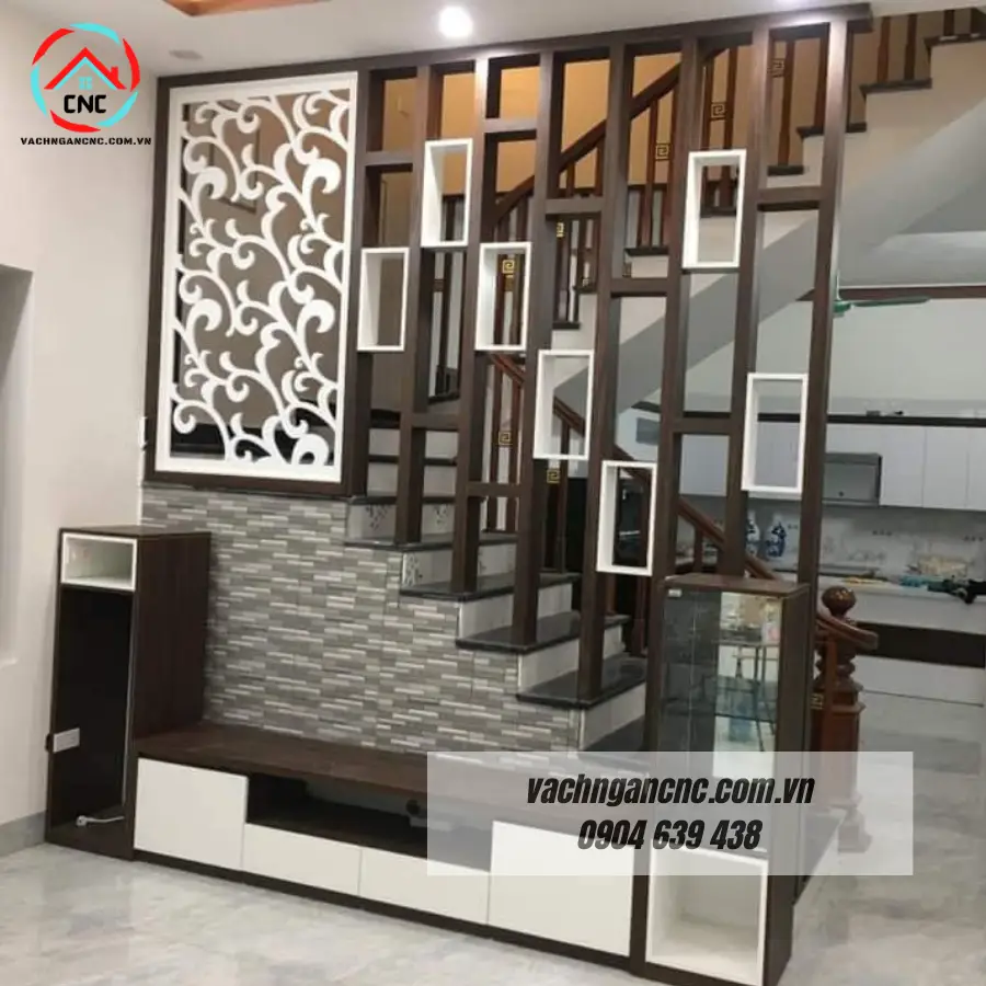 Hóa Giải Cầu Thang 17 Bậc: Bí Quyết An Toàn Và Thịnh Vượng 7 Một bình phong hoặc vách ngăn trang trí đẹp mắt trước cầu thang.