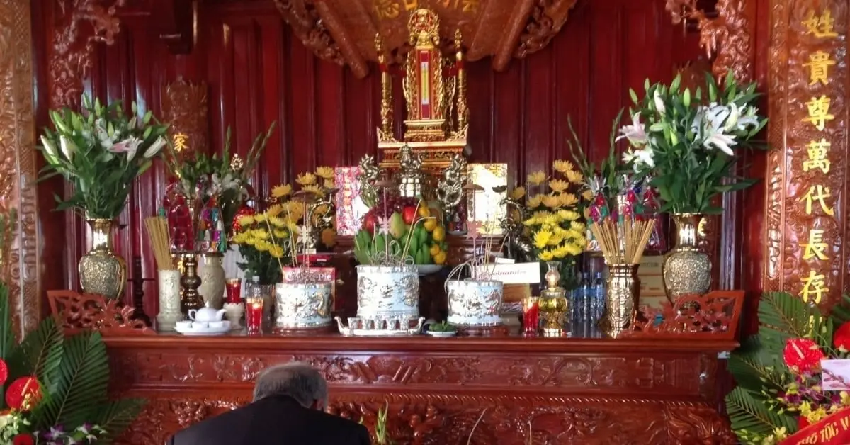 Hướng Dẫn Chi Tiết Lập Bài Vị Thờ Cúng Gia Tiên Đúng Chuẩn 5 Bài vị trang trọng trung tâm bàn thờ gia tiên.
