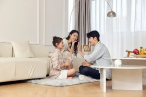 Gia đình trò chuyện vui vẻ trong phòng khách sáng.