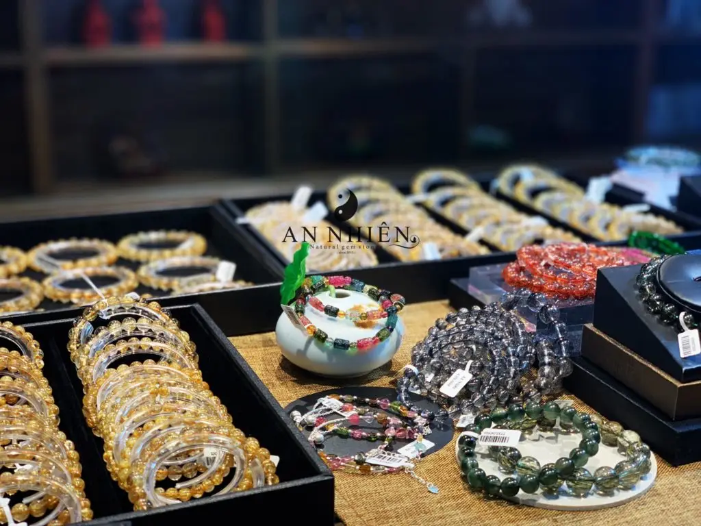 Thiền định an nhiên, vòng đá phong thủy.