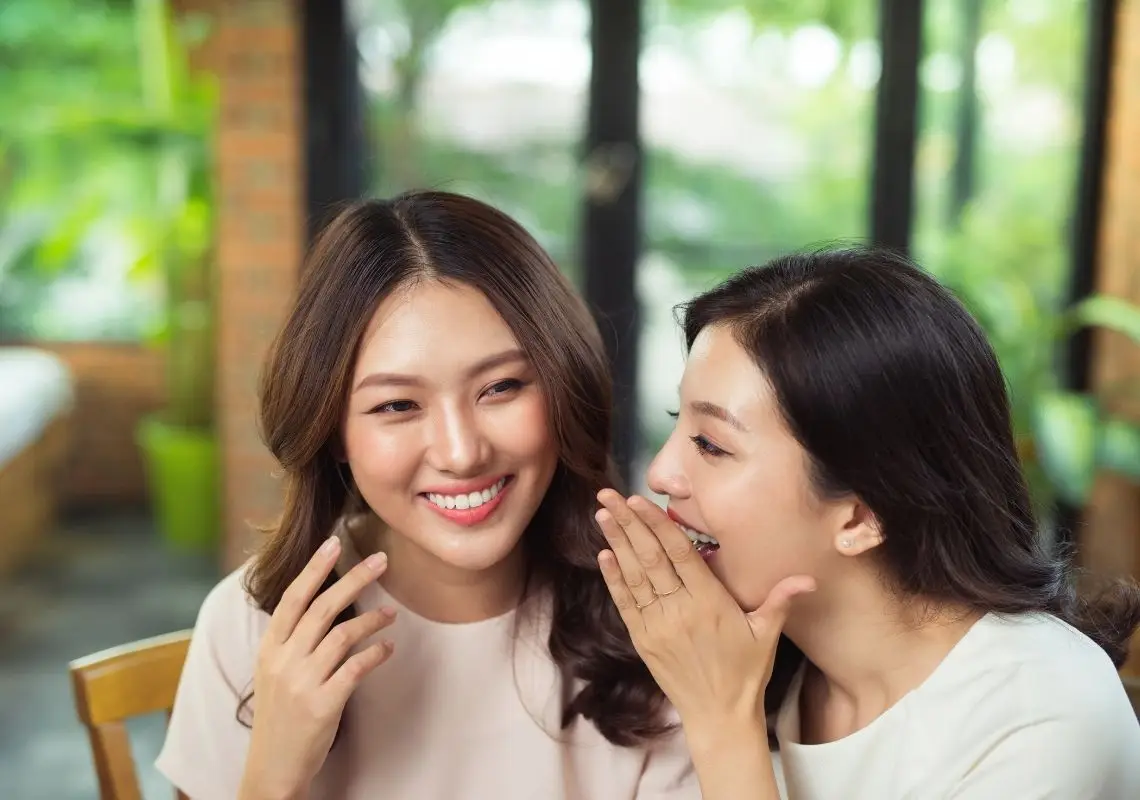 Giải Mã Giấc Mơ Nói Chuyện Với Người Đã Chết: Điềm Báo & Hóa Giải An Tâm 3 Trò chuyện ấm áp, vui vẻ trong mơ.