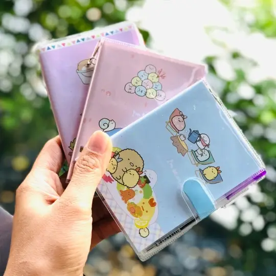 Giải Mã Giấc Mơ Thấy Bút Máy: Điềm Báo Tri Thức Hay Vận May? 6 Sổ tay mở, bút máy, hoa nhỏ.