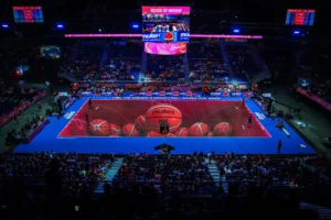 Sân bóng rổ NBA rực rỡ ánh đèn.