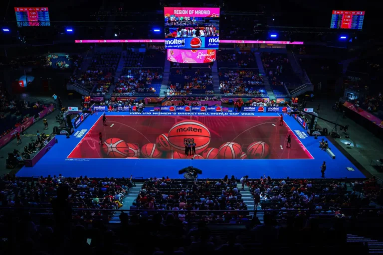 Sân bóng rổ NBA rực rỡ ánh đèn.