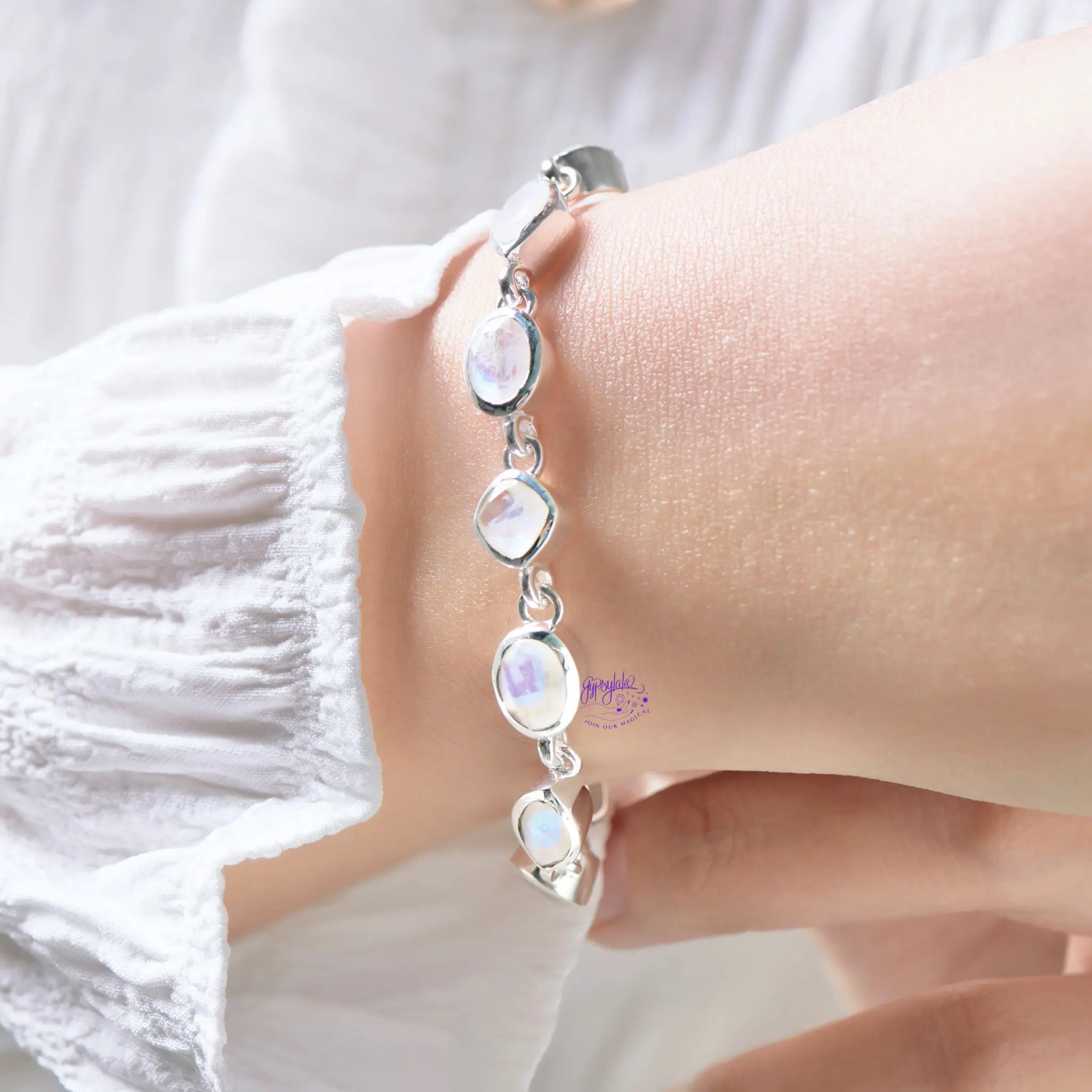 Vòng đá mặt trăng trên tay sáng tạo.