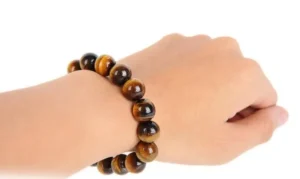 Hình ảnh minh họa một người trẻ tuổi đang tìm hiểu về vòng phong thủy trên máy tính