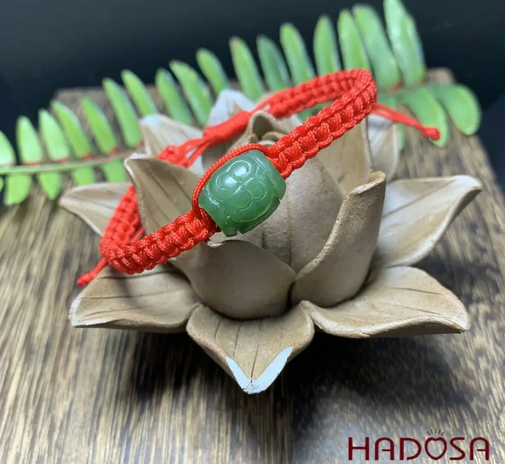 Vòng Chỉ Đỏ Ngọc Bích Hợp Tuổi: Bí Quyết Thu Hút May Mắn 7 Vòng chỉ đỏ ngọc bích đa sắc trên lụa.