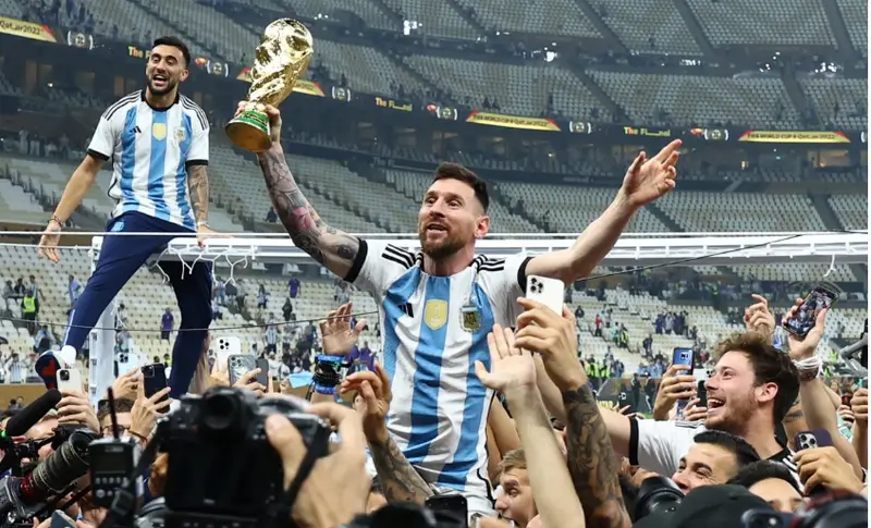 Messi giao lưu cùng fan hâm mộ.