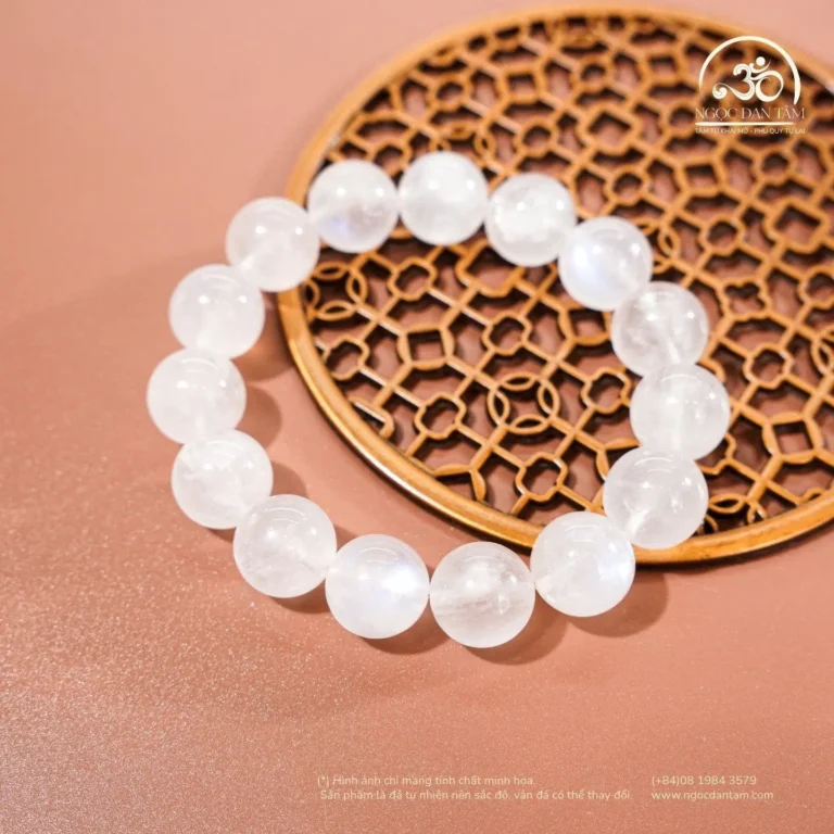 Bộ sưu tập vòng mặt trăng cầu duyên đá quý.