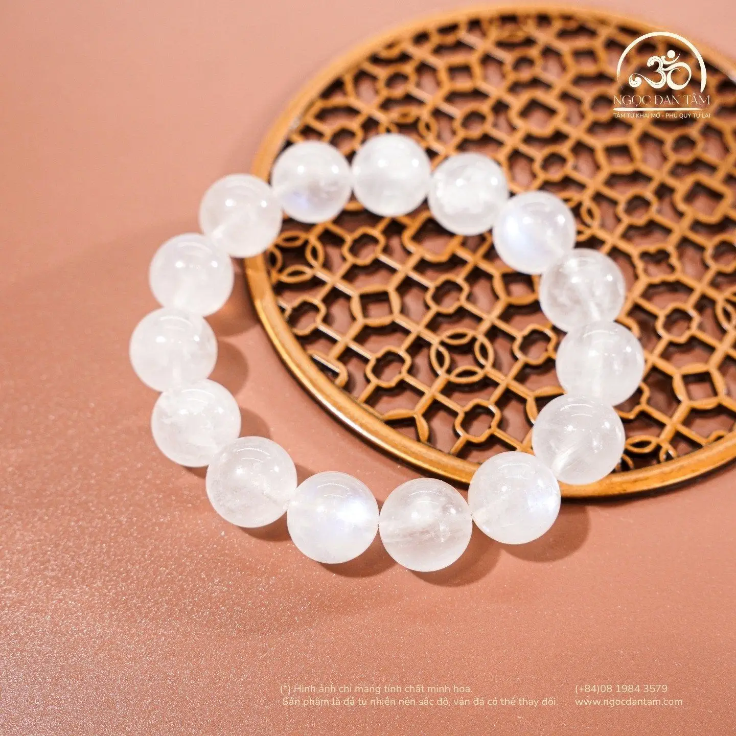 Bộ sưu tập vòng mặt trăng cầu duyên đá quý.