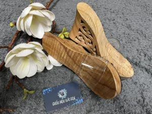 Tặng guốc mộc: Nét đẹp truyền thống Việt.