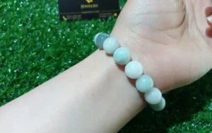 Người trẻ đeo vòng phong thủy xanh trắng.