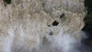 Sông đa trạng thái: Trong, đục, chảy xiết.