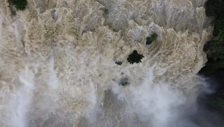 Sông đa trạng thái: Trong, đục, chảy xiết.