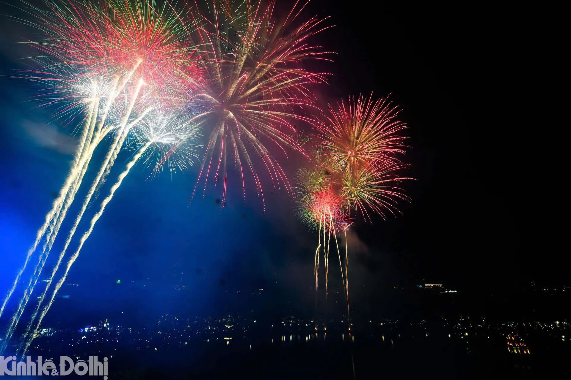 Giải Mã Giấc Mơ Thấy Tên Lửa: Điềm Báo & Hướng Hóa Giải An Tâm 6 Pháo hoa rực rỡ: Vụ nổ tích cực