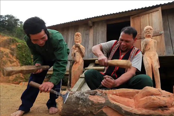 Giải Mã Giấc Mơ Thấy Tiền Kiếp: Điềm Báo & Hóa Giải An Nhiên 4 Người đang mơ cảnh tượng cổ xưa