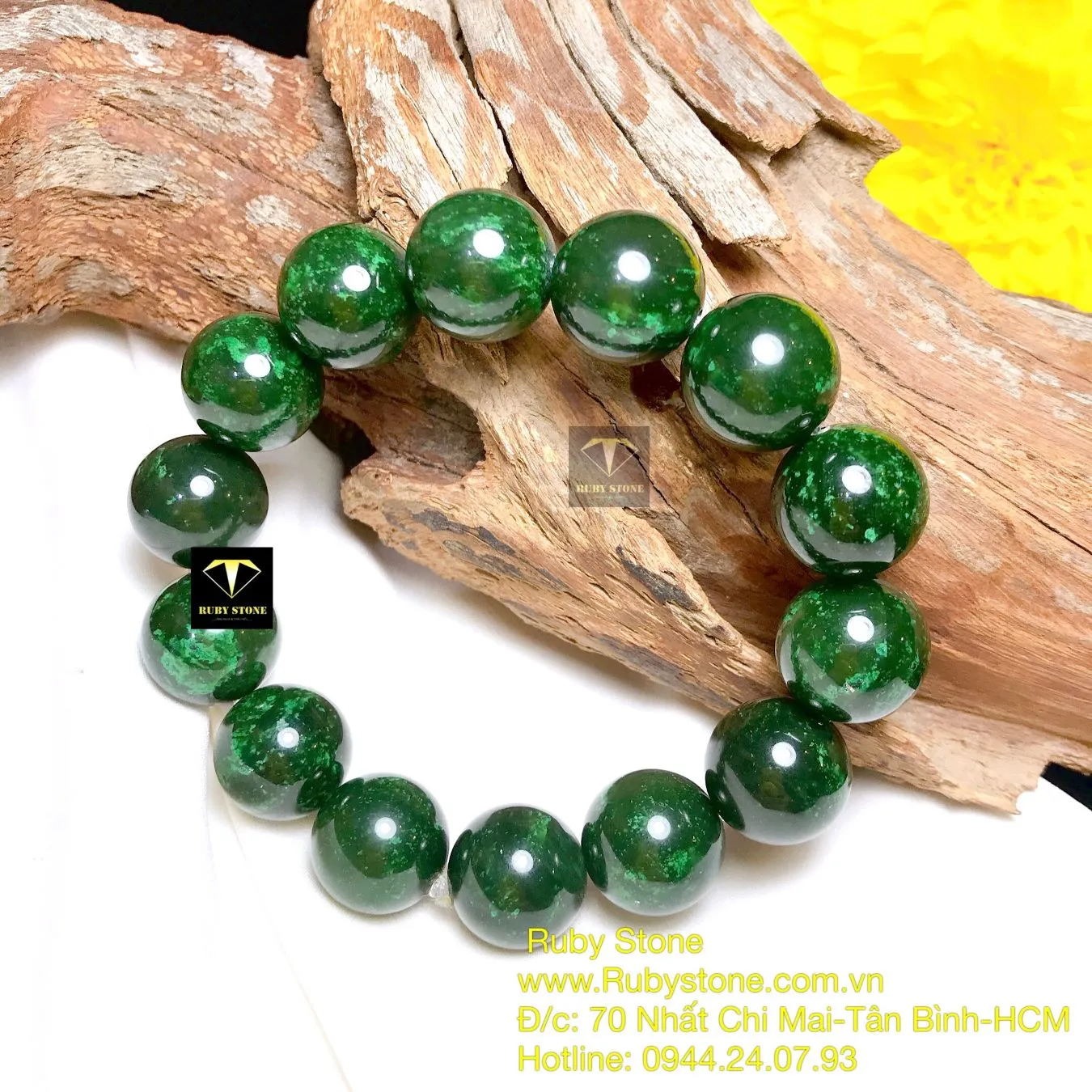 Vòng Chỉ Đỏ Ngọc Bích Hợp Tuổi: Bí Quyết Thu Hút May Mắn 6 Vòng ngọc bích xanh chỉ đỏ rực rỡ