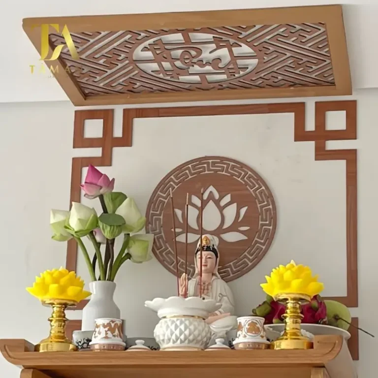 Bàn thờ sạch sẽ, trang nghiêm, ánh sáng dịu nhẹ