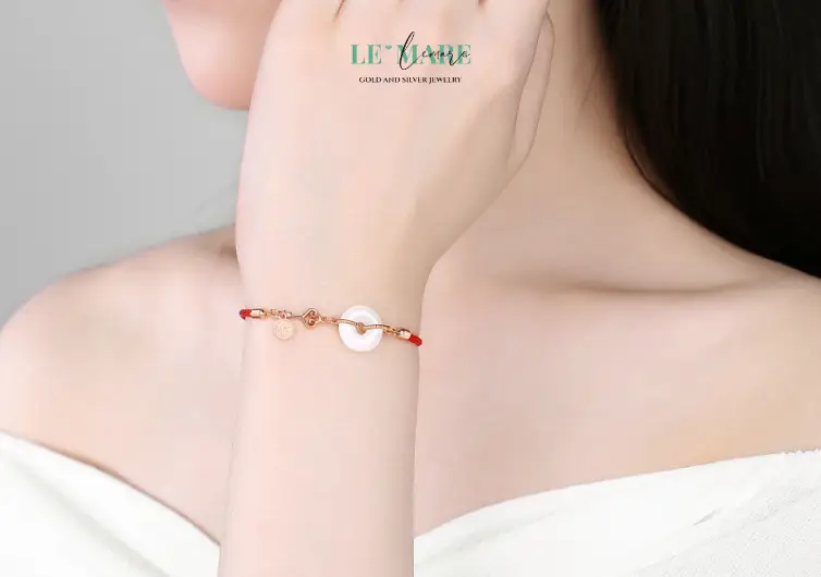 Vòng ngọc cổ tay phụ nữ, ánh sáng dịu nhẹ