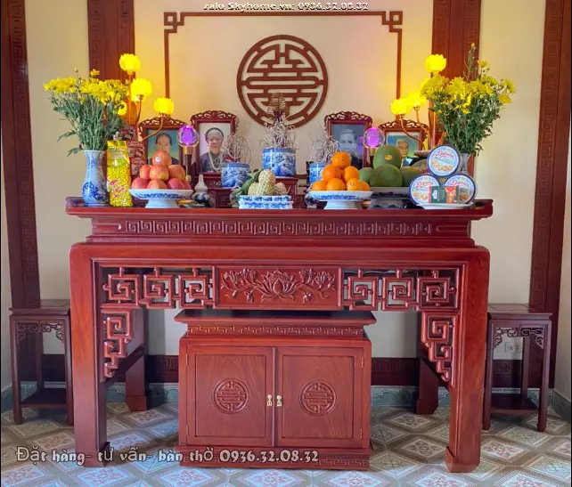 Bàn thờ sạch đẹp, trang nghiêm, vật phẩm hài hòa.