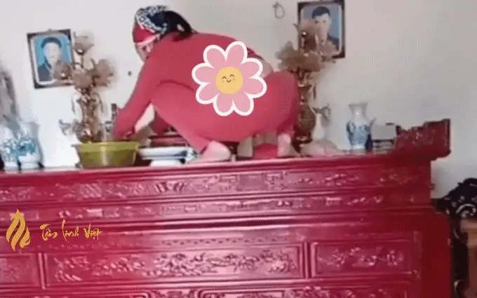 Bàn thờ bừa bộn: Sai lầm phong thủy cần tránh.