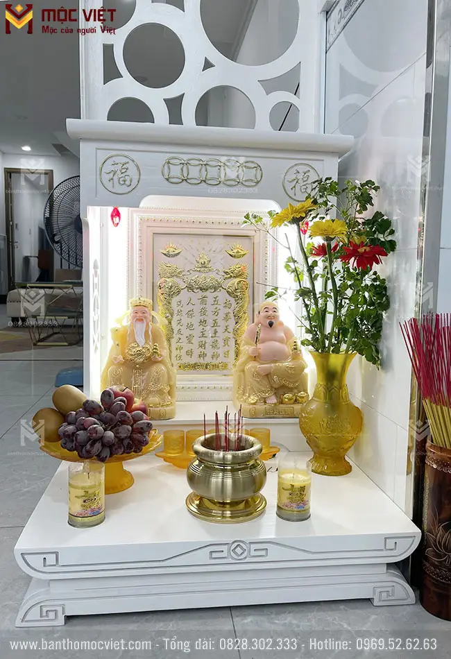 Bàn thờ Thần Tài sạch đẹp, trang nghiêm.