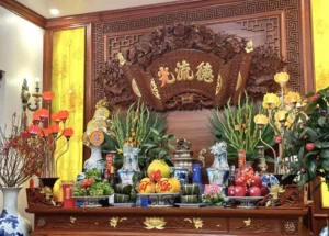 Bàn thờ gia tiên truyền thống linh thiêng.