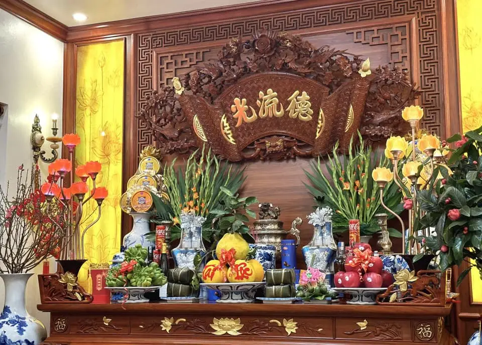 Bàn thờ gia tiên truyền thống linh thiêng.