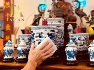 Bàn thờ sạch sẽ trang nghiêm sau bao sái.