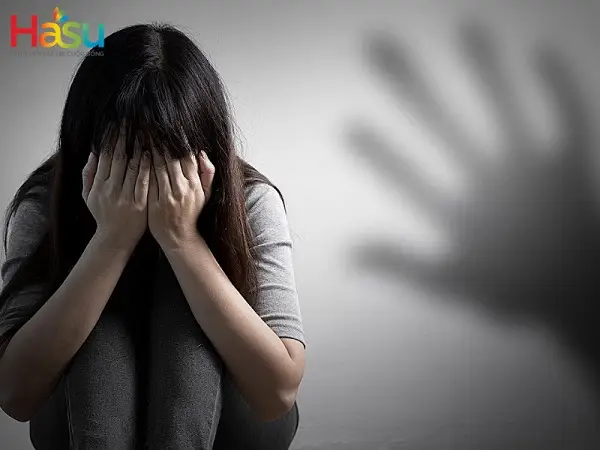 Người trầm tư trong bóng đêm, kìm kẹp nội tâm.