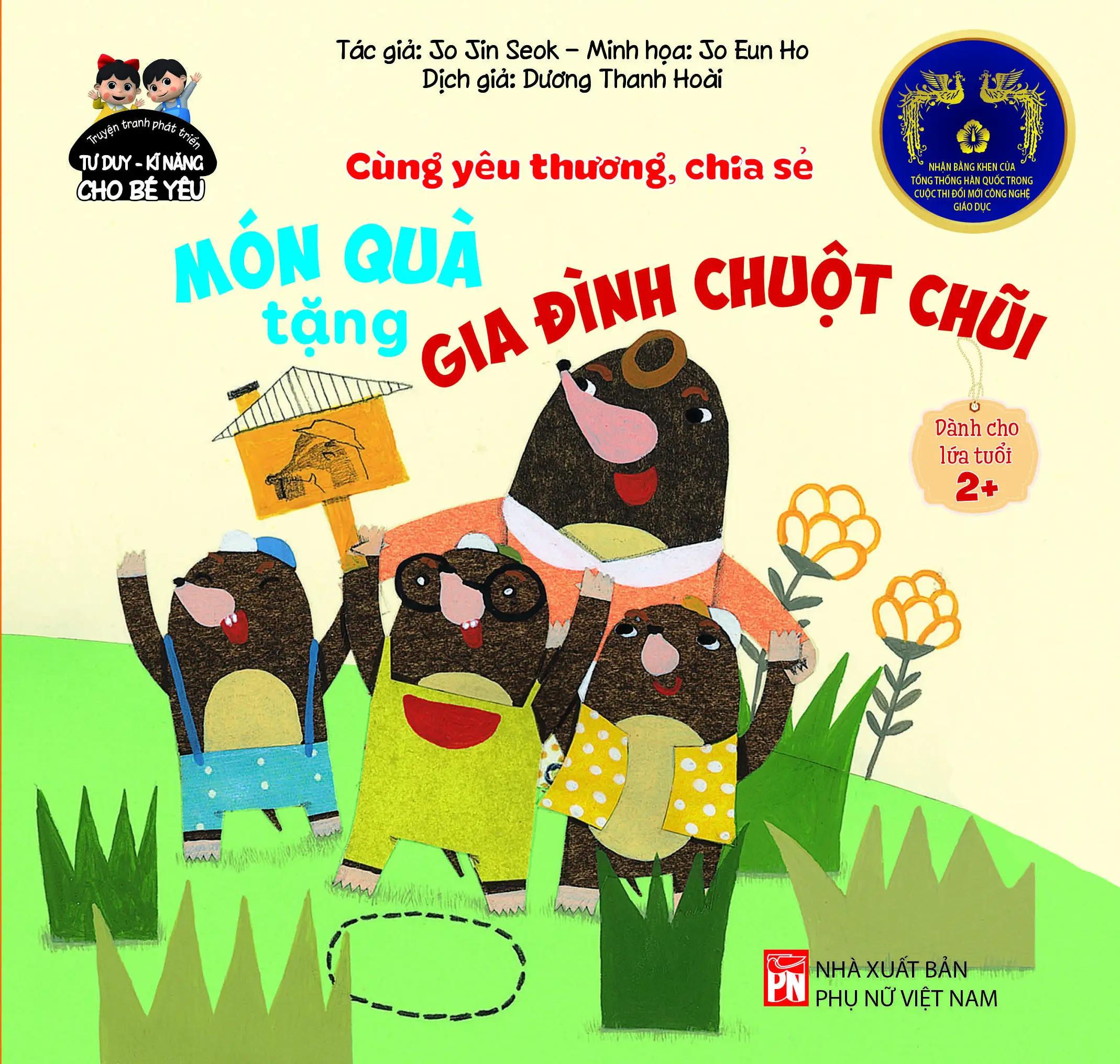 Gia đình phát quà, sẻ chia yêu thương.