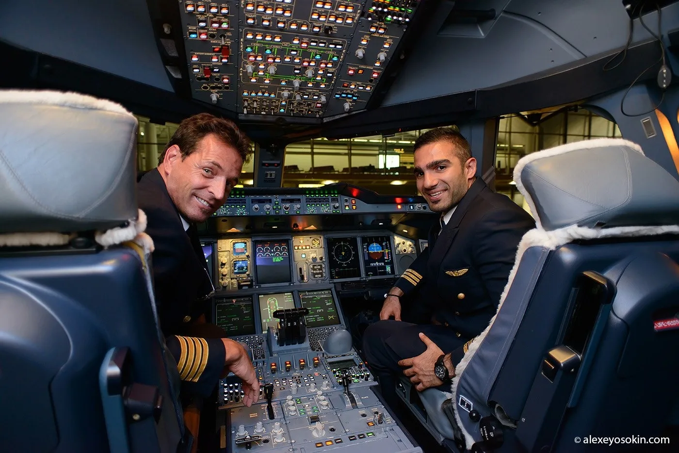 Giải Mã Giấc Mơ Nằm Thấy Máy Bay: Điềm Báo & Hướng Hóa Giải An Tâm 6 Phi công buồng lái: Trách nhiệm kiểm soát.