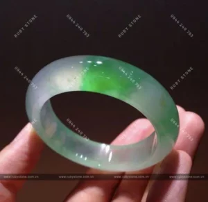 Vòng ngọc phỉ thúy xanh ngọc bích trên lụa.