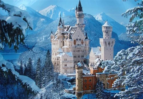 Giải Mã Giấc Mơ Thấy Lâu Đài Cổ: Tiết Lộ Vận Mệnh Hay Thử Thách? 3 Người khám phá lâu đài cổ kính, ánh sáng huyền ảo.