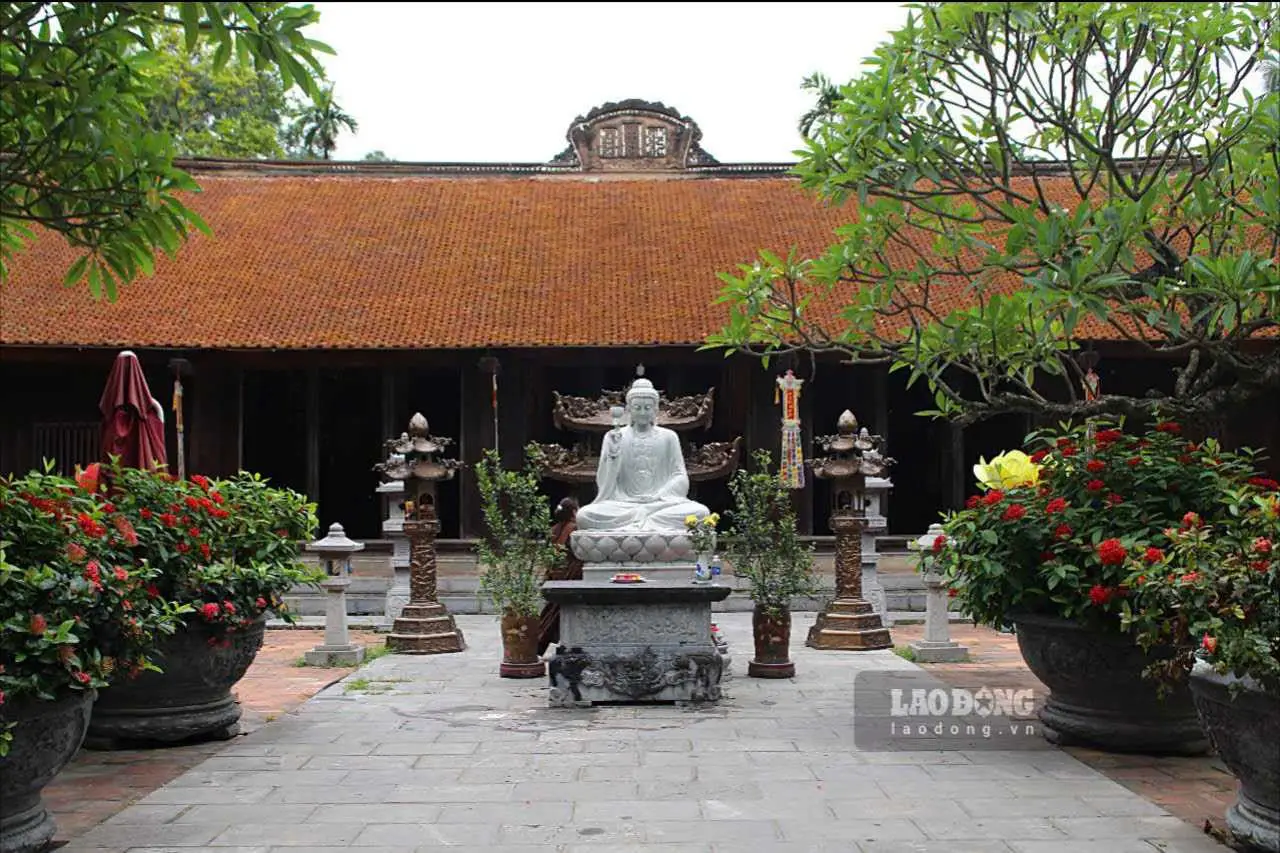 Chùa cổ kính và tượng Phật trang nghiêm.